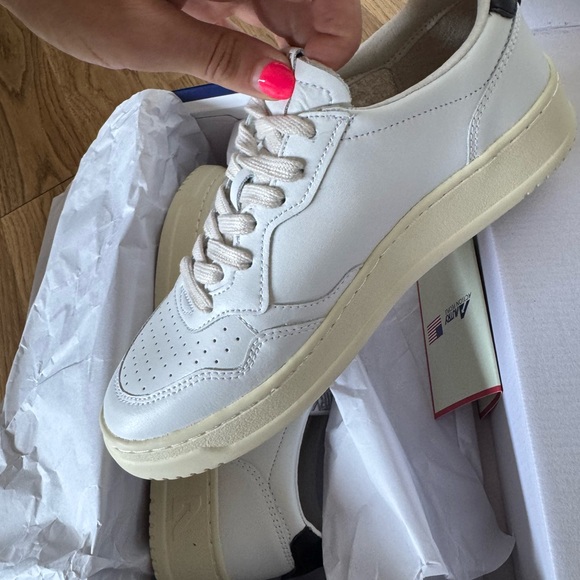 NWT BRAND NEW! Autry Women's White Sneakers - Picture 7 of 7